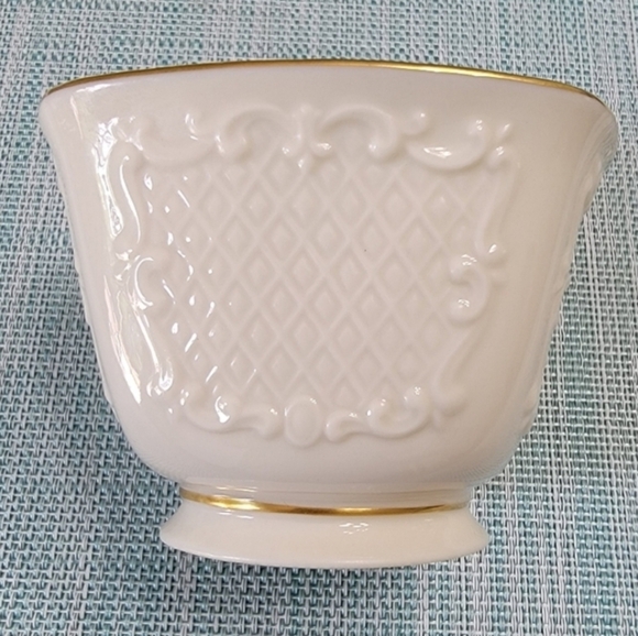 Lenox Ivory Canterbury bowl with gold trim top and bottom. Pre-Owend - Picture 1 of 6